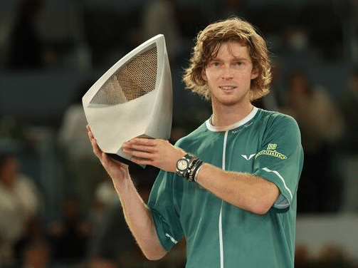 Rublev – Auger-Aliassime 4:6, 7:5, 7:5!!! Na antukovém turnaji v Madridu triumfoval Rublev!